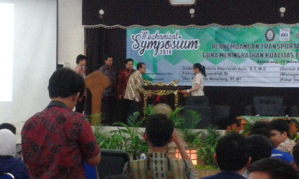 mechsymposium14's tweet photo. 09.01 Sambutan dari Perwakilan Rektor UNDIP yang sekaligus membuka acara Mechanical Symposium 2014 @infoUNDIP http://t.co/YUyA6b46VI