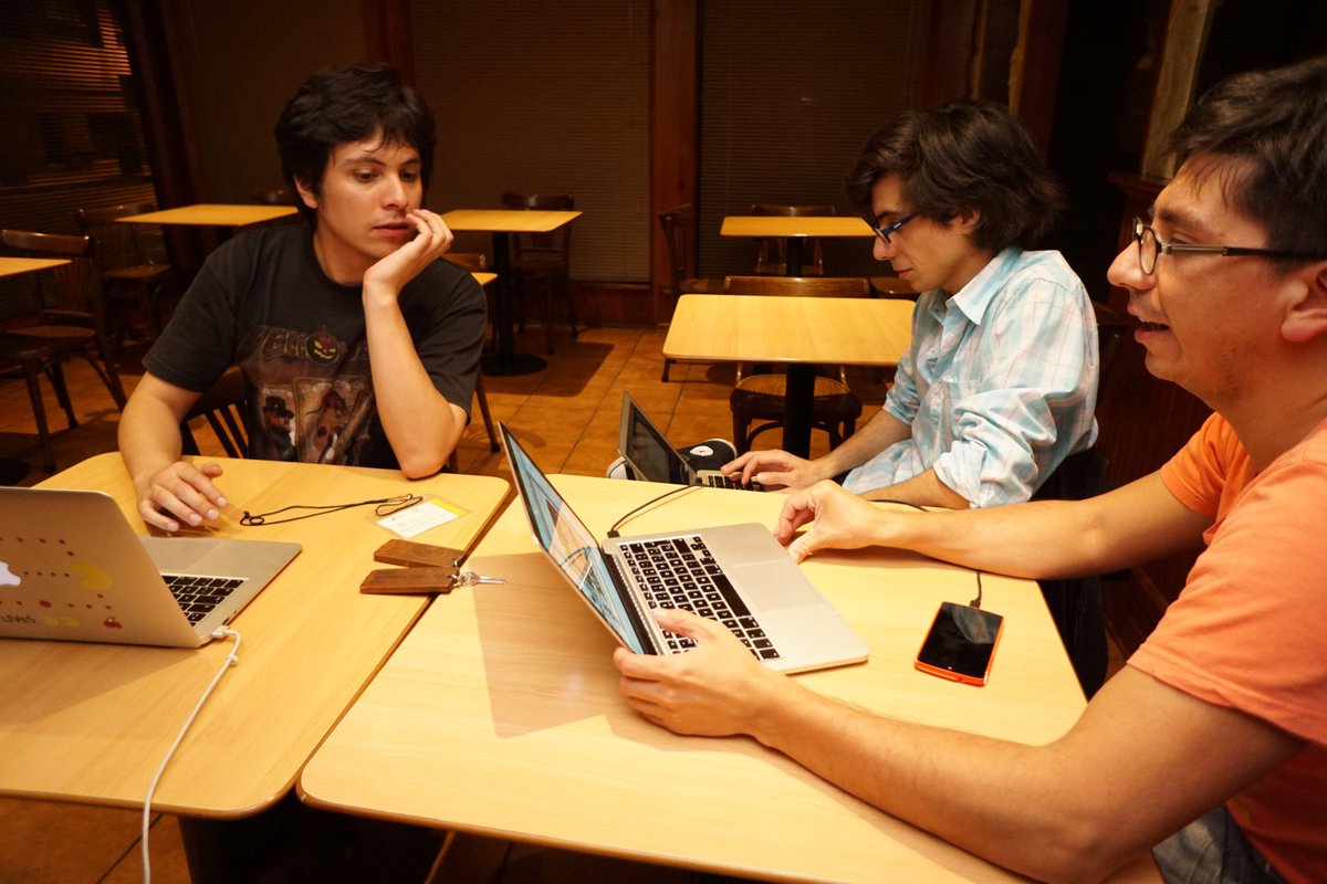 waxkun's tweet photo. El equipo trabajando @perez @hirohope @M_kmpus #TWOTO http://t.co/y6gcC7JBbV
