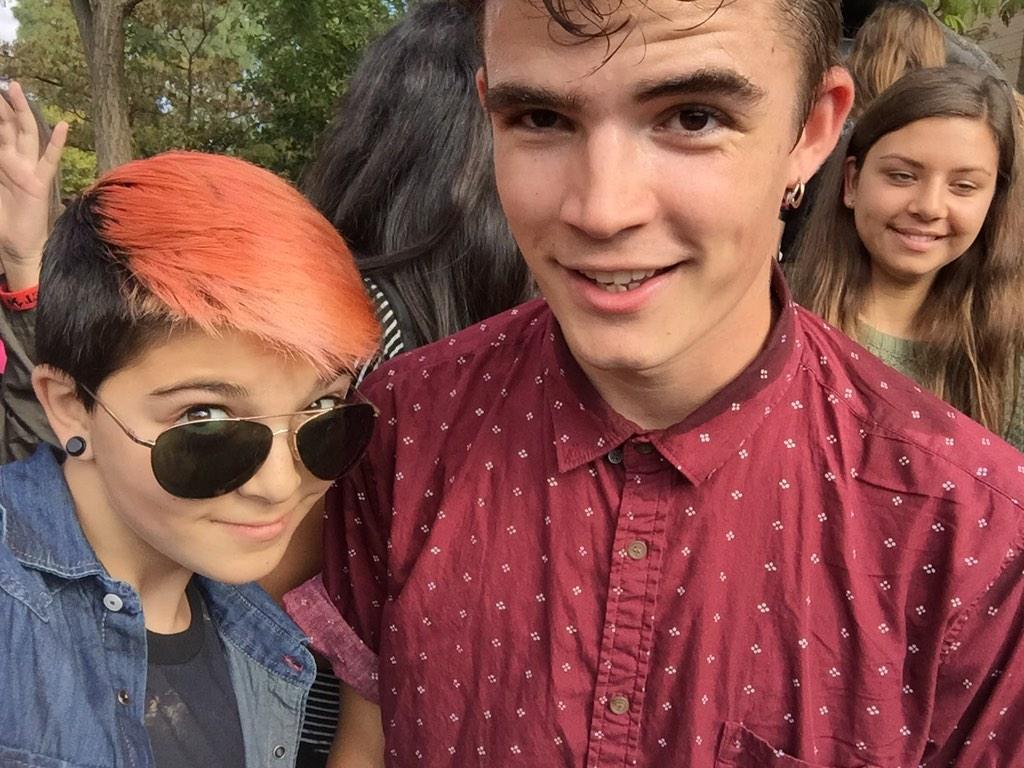 MoreFoolDrew's tweet photo. Chillin' like a villin' #ididntgetaselfiewiththedrummer #sadface #theyrellsoooohot #falsepuppet @FalsePuppetBand http://t.co/baK7jBXBqN