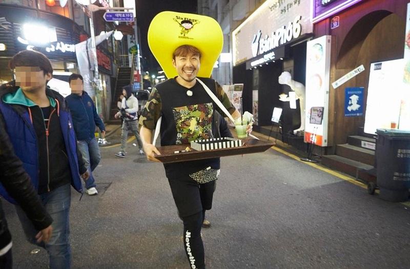 wikitree's tweet photo. 오늘 방송에서 볼 수 없는 '노홍철 출연 장면' http://t.co/0yCr6A2Sds by @mywank @realmudo @LUCKYHONGCHUL 시민들에게 꽃을 팔았던 노홍철 씨. #노홍철 http://t.co/4ZZqUcUmLc