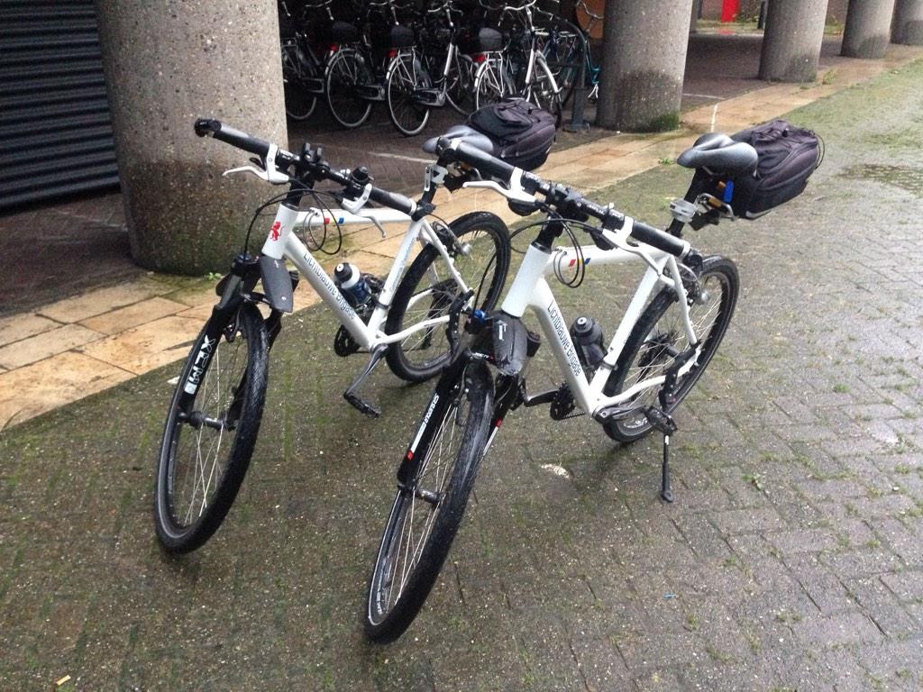 Rich_VLD's tweet photo. Ook de #LBB is aanwezig bij de intocht! Hopen op veel plezier en wat droger weer! #LBB #Biketeam #Vlaardingen http://t.co/sIAx6pGpT6
