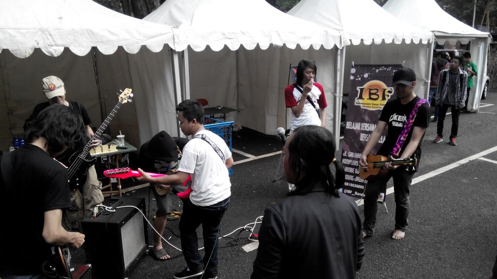 IBF_Bandung's tweet photo. Jamming with Bandung Guitar Talend at @MahaFest http://t.co/tqfkMtf20d