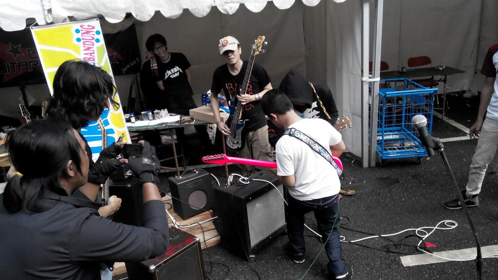 IBF_Bandung's tweet photo. Jamming with Bandung Guitar Talend at @MahaFest http://t.co/tqfkMtf20d