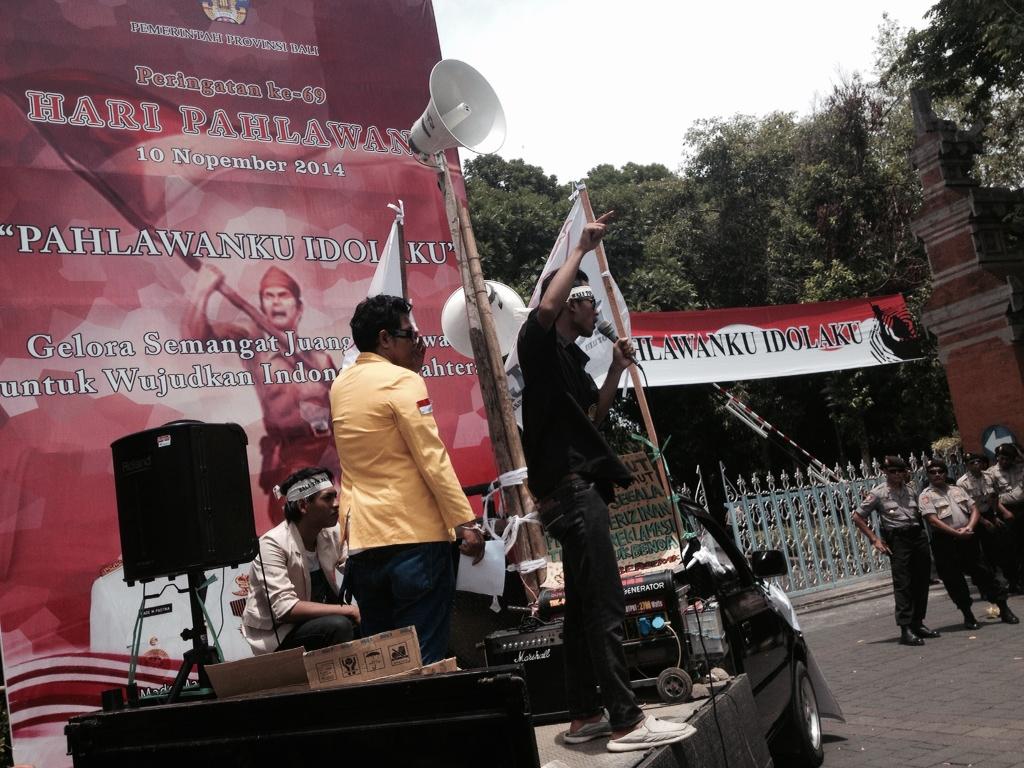 ForBALI13's tweet photo. BEM UNHI: "dari hati nurani kita untuk keajegan Bali! #TolakReklamasiTelukBenoa" http://t.co/sGk7v75RZ1