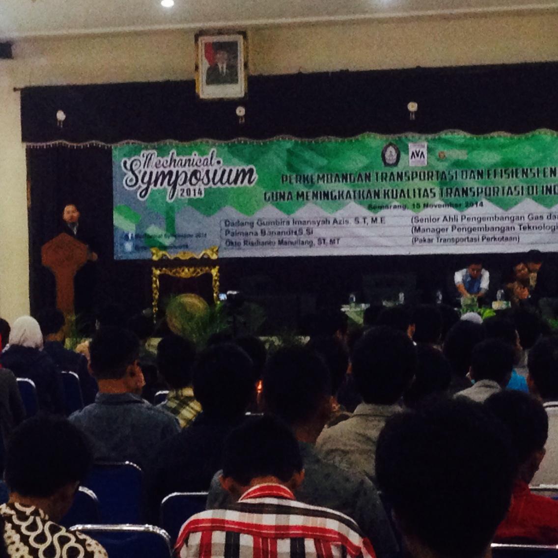 mechsymposium14's tweet photo. Materi ke-3 disampaikan oleh Bp. Okto Risdianto M, ST MT selalu pakar transportasi perkotaan http://t.co/HxmxyWlcwU