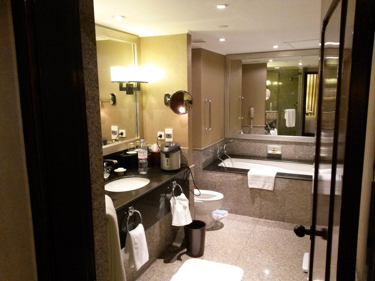 travelling in style (after a cramping LCC-flight from HK) - Four Seasons Hotel Bangkok