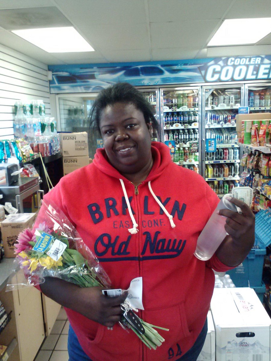 HappyFlowerDay's tweet photo. Surprising folks with free bouquets of fresh flowers at gas station mini-marts!  http://t.co/uaViYDQIQ0 http://t.co/eJkjUMAC1G