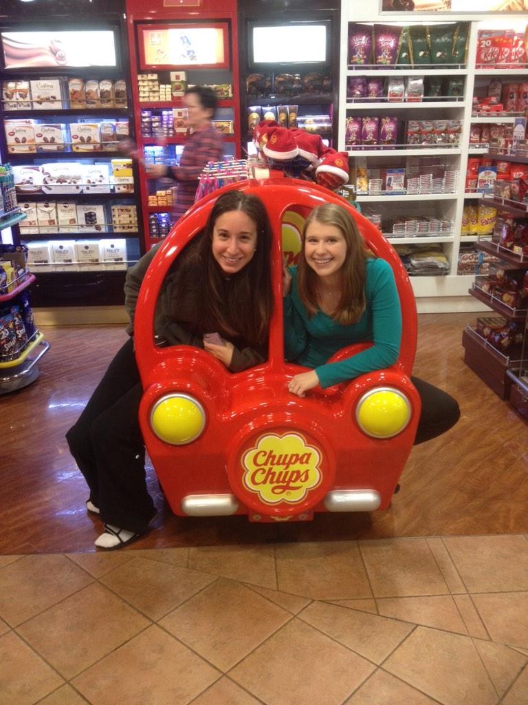 lmiavarone13's tweet photo. Fun weekend ahead with the famjam #aunts #cuginas #statesside #shopping http://t.co/CHrDjkGD2t