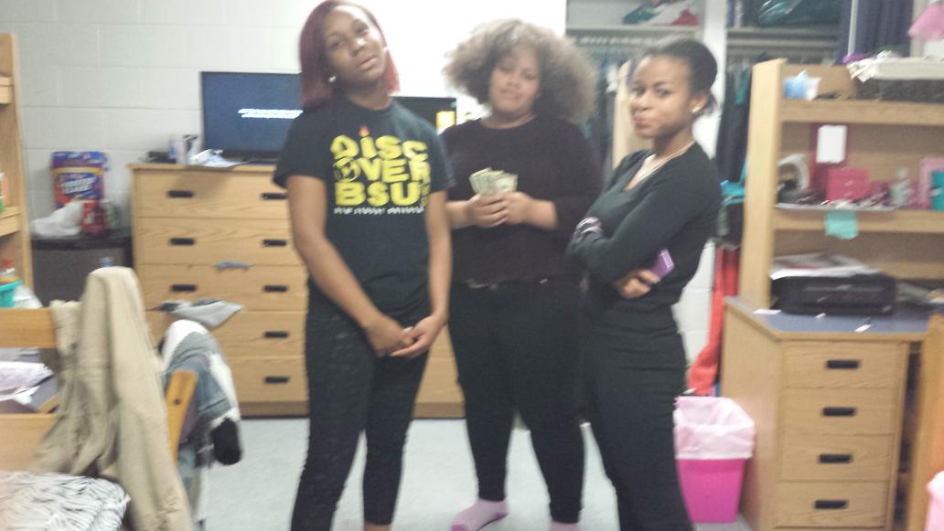 _itscaro's tweet photo. If you aine talking money we don't wanna talk #gloup #gogetyousomemoney #weboredforreal #noactright #404girls http://t.co/jW0wRI7dBq