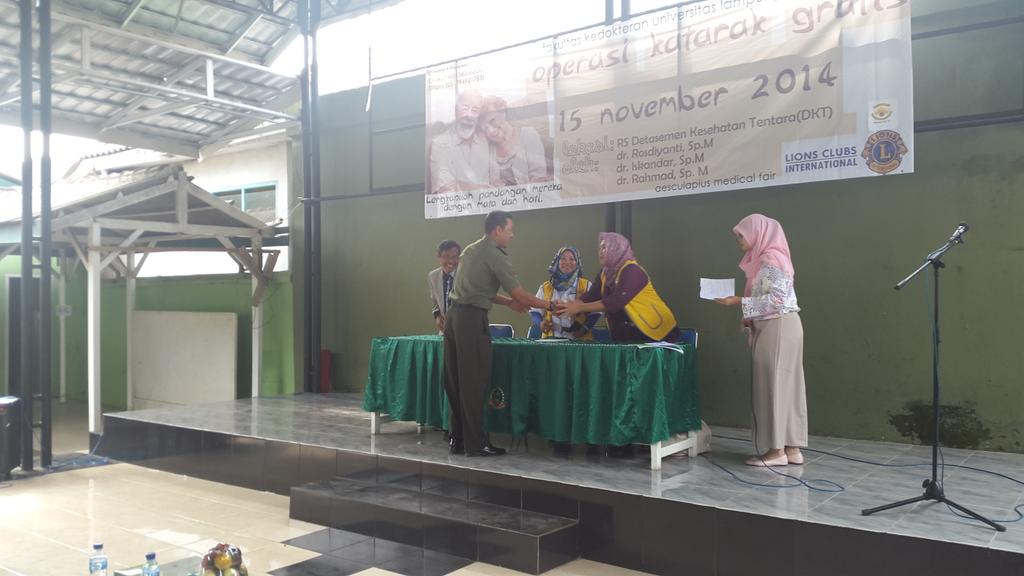 AMFUnila2014's tweet photo. Hari ini rangkaian acara puncak terakhir kami ,operasi katarak di RS DKT. Yg sudah berlangsung dr td pagi pukul 8 :) http://t.co/sw1zjAIimk