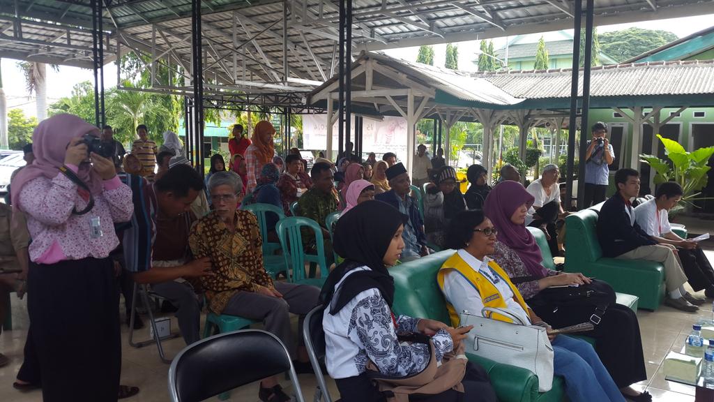 AMFUnila2014's tweet photo. Hari ini rangkaian acara puncak terakhir kami ,operasi katarak di RS DKT. Yg sudah berlangsung dr td pagi pukul 8 :) http://t.co/sw1zjAIimk