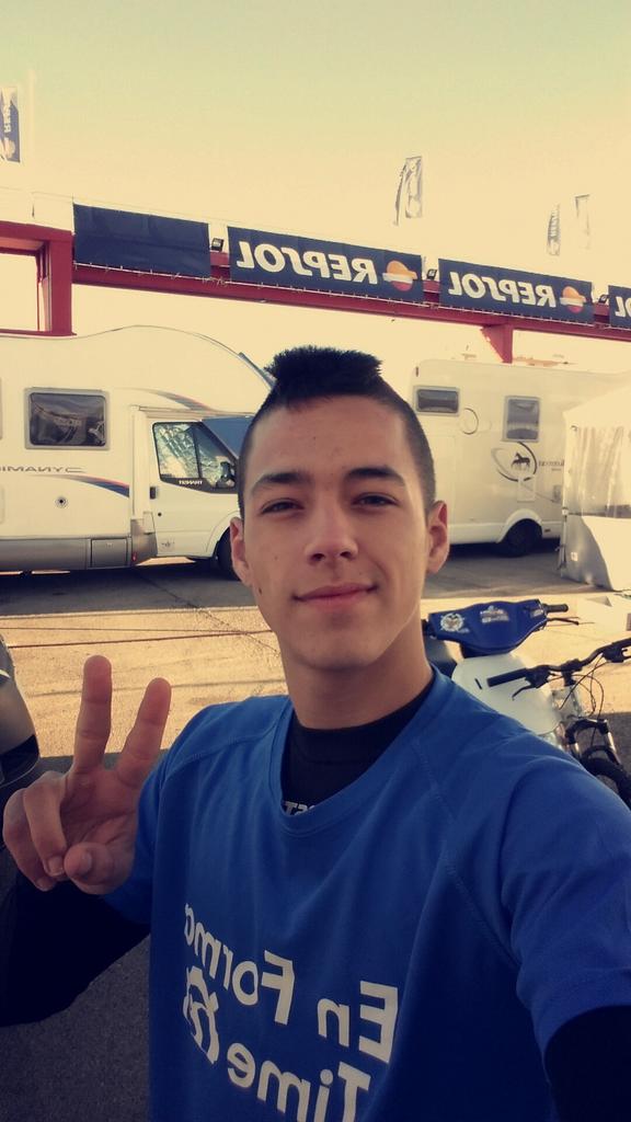 davidsanchis10's tweet photo. Buenos dias, toca calentar con @enformatime haver si conseguimos hacer dos buenos qualy's #Gass10👊👊 💪 http://t.co/lWBOiTViCY