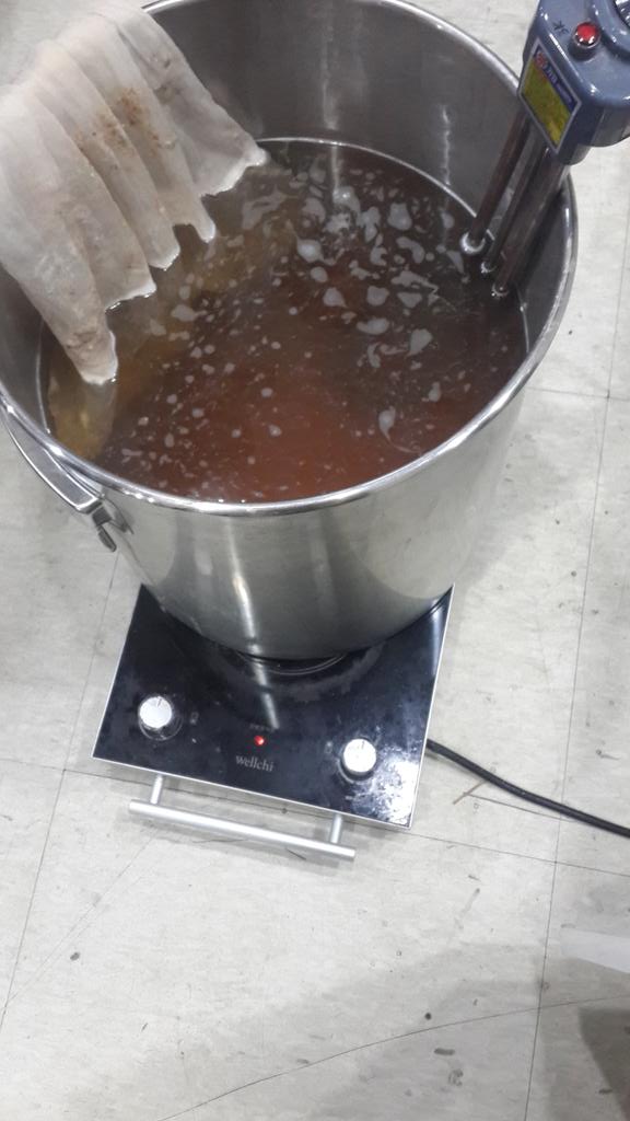 argacci's tweet photo. 맥주 끓는 냄새 엄청 구수하다. http://t.co/qsTGATE9Bb
