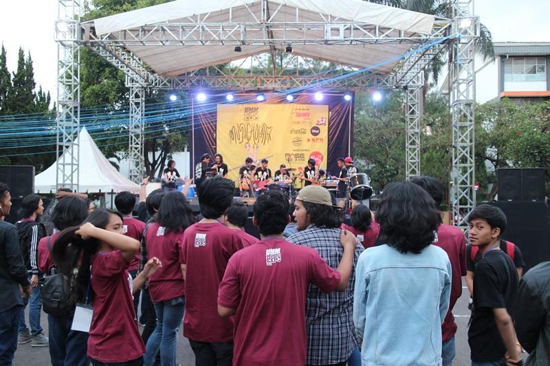 kulibangu's tweet photo. #LatePost Semoga next time bisa kerjasama lagi yah Temen temen @UMM_Itenas acara @UMMEXPO2014 Kereen abis! http://t.co/kZIRpnLN4a