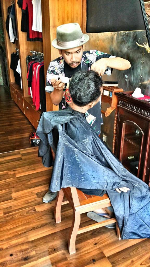 ARTA_SLICK's tweet photo. #SlickBoy #BarberShop of @Rumble_Empire today open till 24:00 .berani coba ? http://t.co/TPLBuwpZxk