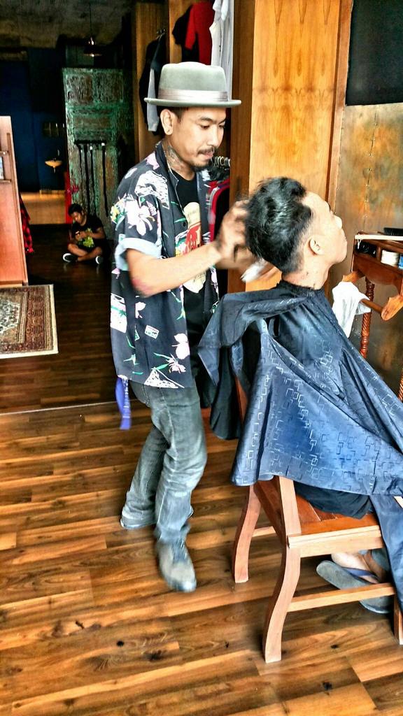ARTA_SLICK's tweet photo. #SlickBoy #BarberShop of @Rumble_Empire today open till 24:00 .berani coba ? http://t.co/TPLBuwpZxk