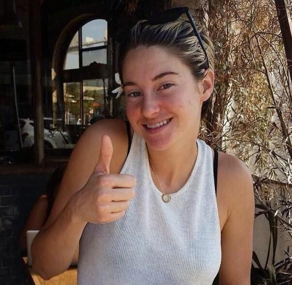 HAPPY BIRTHDAY SHAILENE WOODLEY! WE LOVE AMY, AIMEE, ALEXANDRA, KAT, TRIS, AND HAZEL BUT MOST OF ALL, WE LOVE YOU! 