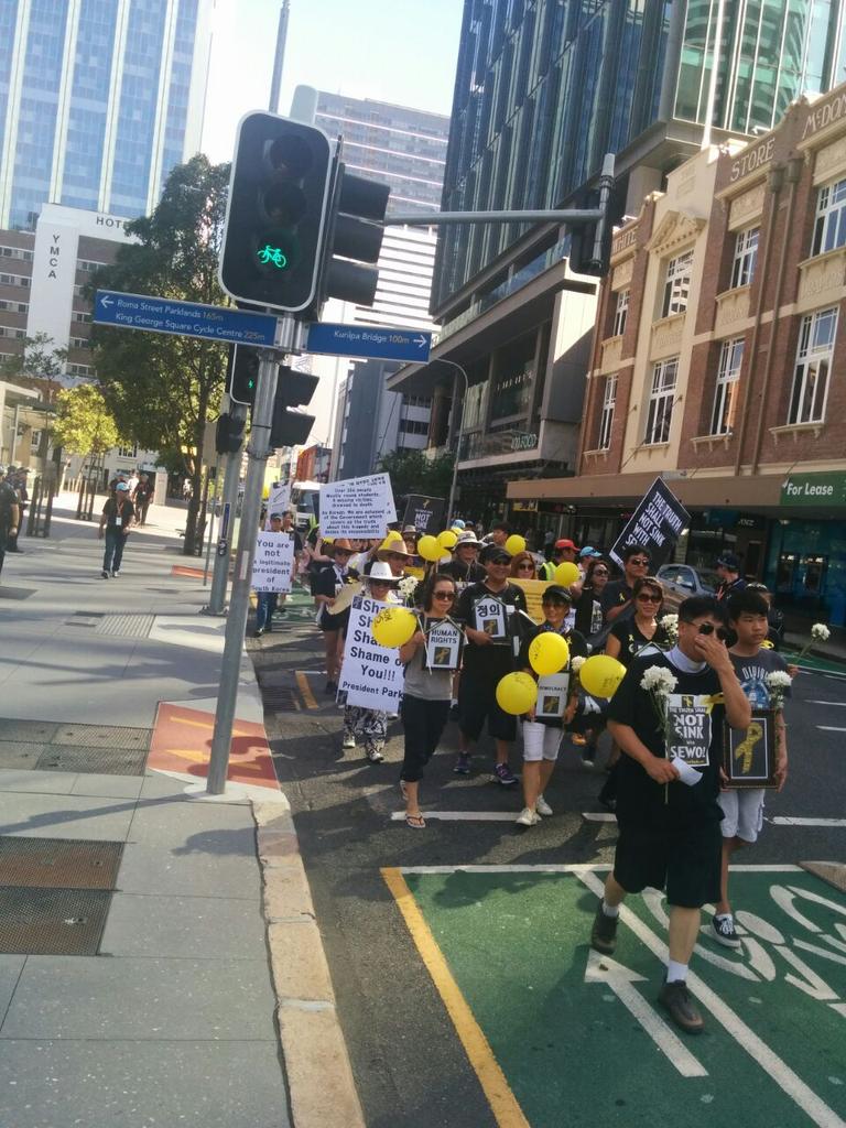 zarodream's tweet photo. G20 정상회의가 열리고 있는 호주 브리즈번에서 세월호 추모집회가 열리고 있습니다.

언론은 박근혜의 치적을 포장하기 바빠서 철저히 무시할테지요.

SNS가 있어서 다행입니다. #G20 http://t.co/ljqgXJdc4q