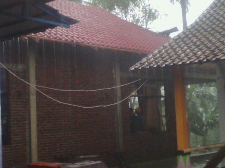 Sindenes's tweet photo. Gari dapure Jeblog kaya nang sawah «@kangmargino Udan, wis pasang gendeng #rehab_kantor @desamelung http://t.co/M5PMzcsSPs»