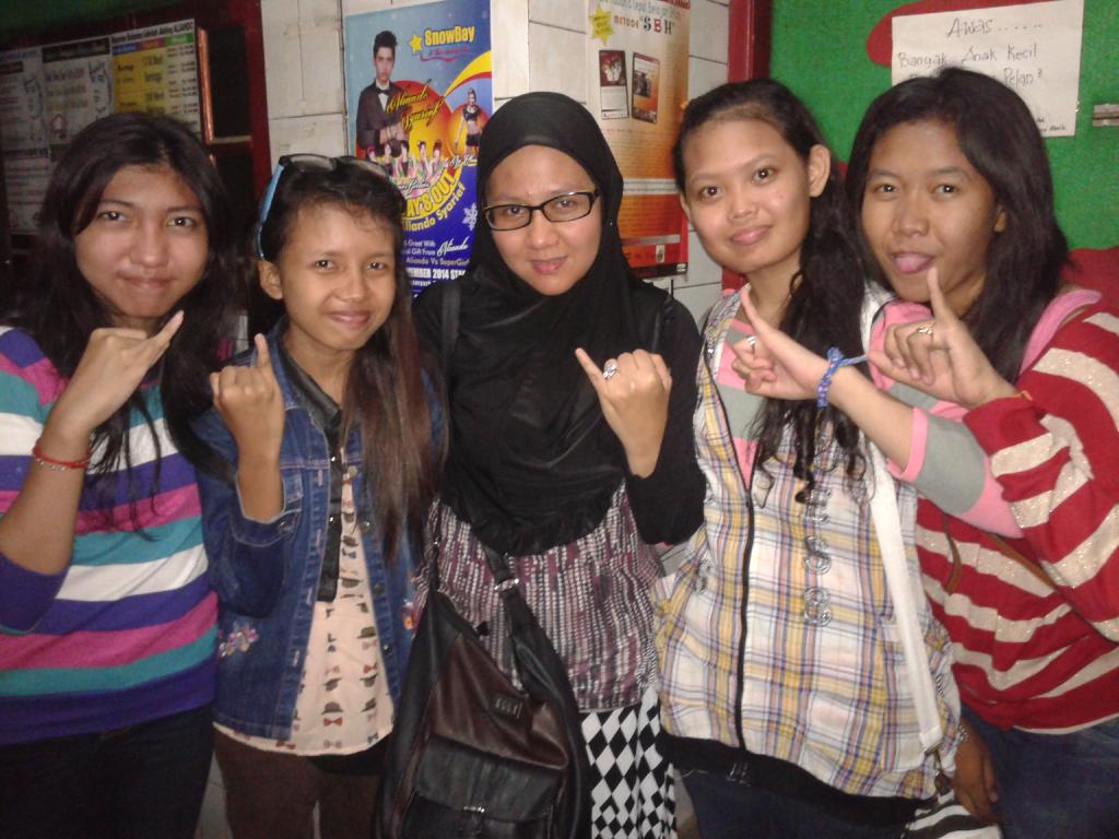 desiandarini's tweet photo. Semangat terus untuk kebanggaan kami:)love you and miss you somuch ande @BuDhila_ :*:) W/Senior Budhiladdict:D http://t.co/hnrZwErebA