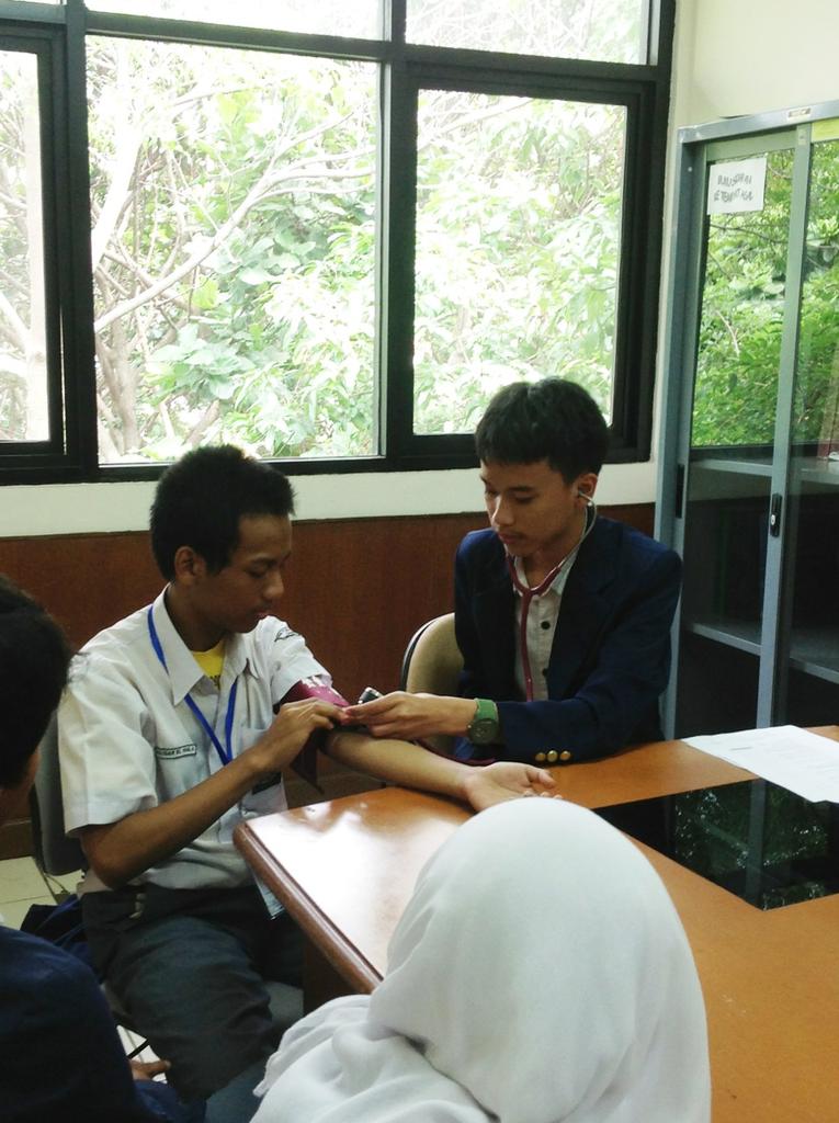 Bioscope2014's tweet photo. 104 Tim LCC Bioscope get new experience.
" Measurement Blood Pressure " http://t.co/lRiso0xnG8
