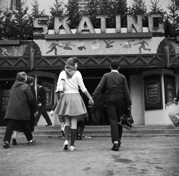 HistoryInPics's tweet image. Teenagers go on ice-skating date, 1950