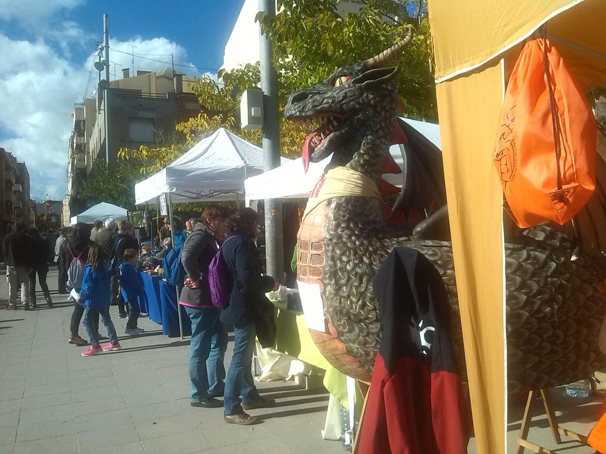 Bon ambient i temps a la Plaça del Progrés. Estarem fins a les 18h. #FestadelaFont #canaurell #terrassa