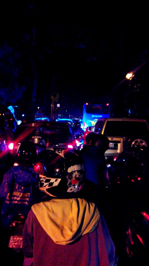 phey24's tweet photo. Cihampelas macet merayap dieam #selutuhbandung hampirsemua macet http://t.co/aUvhojG22P