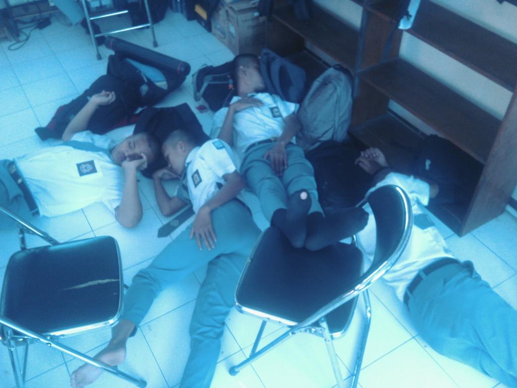 Sepatu_Stemba's tweet photo. Kelakuane yen kelas rak ono gurune http://t.co/k3UWD28MXE