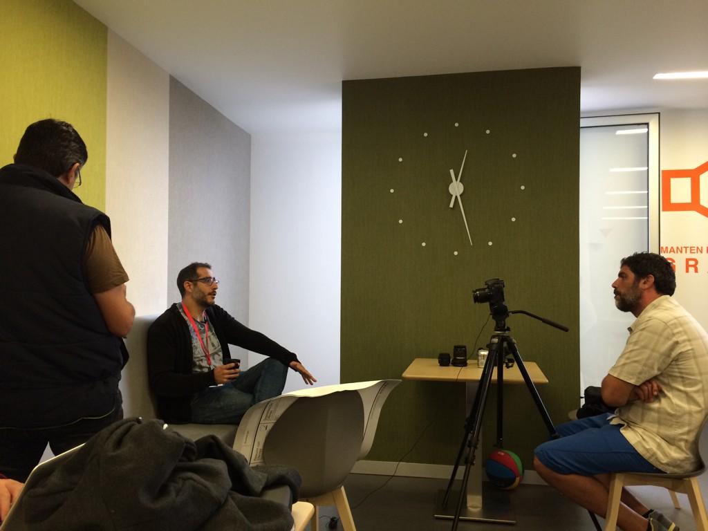 prada_jessi's tweet photo. Entrevistando @angelq74 mentor  #SWGC2014 http://t.co/QpoAzhsDBo