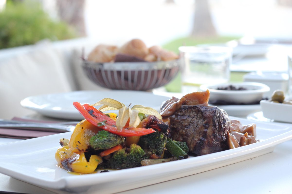 Nada mejor que un solomillo con setas porcini y verduras frescas a la plancha #MamarosaBeach #Barceloneta #Healthy