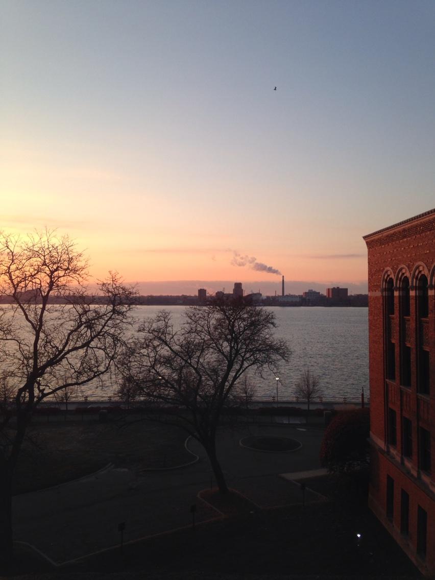 ALF6306's tweet photo. The sunrise paints a pretty glow on the horizon. A calm chilled air sparkles the River. #detroit in the morning http://t.co/i9GgQFP4FE