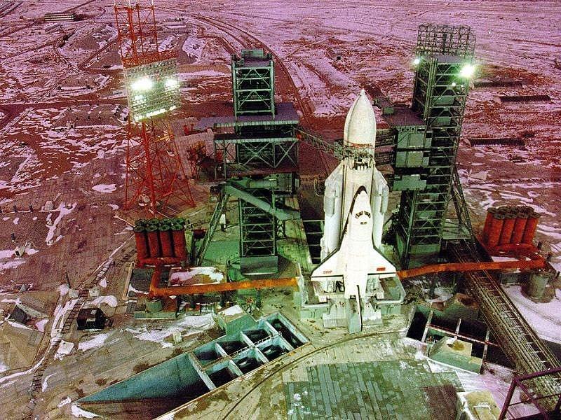 roscosmos's tweet photo. 26 лет назад, 15 ноября 1988 года, с космодрома Байконур стартовала сверхтяжелая ракета «Энергия» с кораблем «Буран» http://t.co/Hi2wDkvfMC