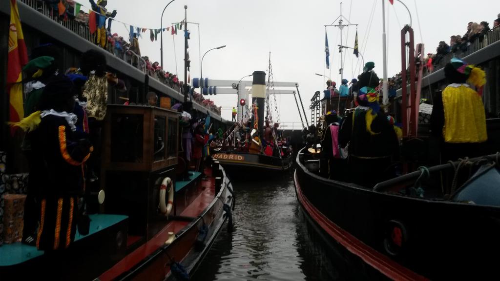 VlaardingseRB's tweet photo. We liggen in Vlaardingen in de sluis! @BertBlase sta je klaar?  #sinterklaas http://t.co/h4CVM0Tn3i