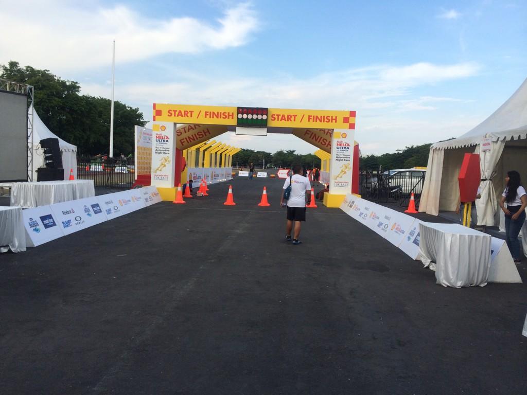 UltraRace's tweet photo. #shellultrarace #surabaya is ready. Ayo mulai stretching buat nanti malam http://t.co/JGlSzihHu1