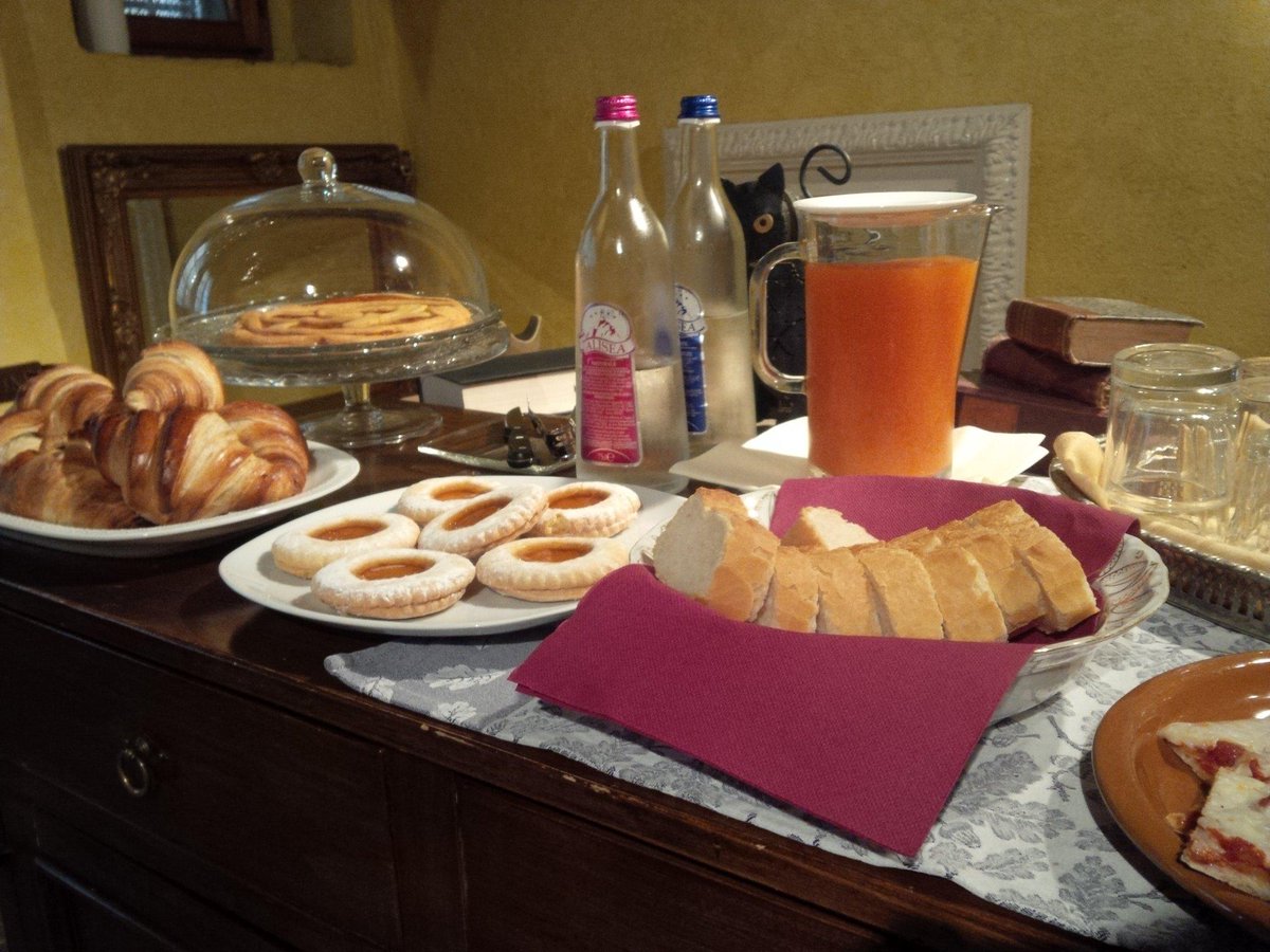 Anche oggi a colazione: crostata, croissant, biscotti, pizza margherita, ecc,  buongiorno dalla Locanda di Montisi!