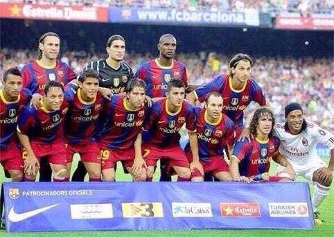 32Red's tweet image. Only Ronaldinho can take a picture with the opposing team...