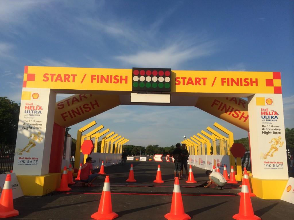 UltraRace's tweet photo. #shellultrarace #surabaya is ready. Ayo mulai stretching buat nanti malam @HARDROCKFMSBY http://t.co/RySKHLoyHn