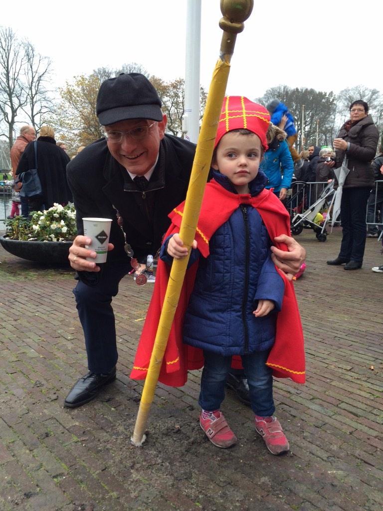 Burgemeester van <a href="/Gemeente_Hoorn/">Gemeente Hoorn</a> @OnnovVeldhuizen ontvangt Sinterklaas