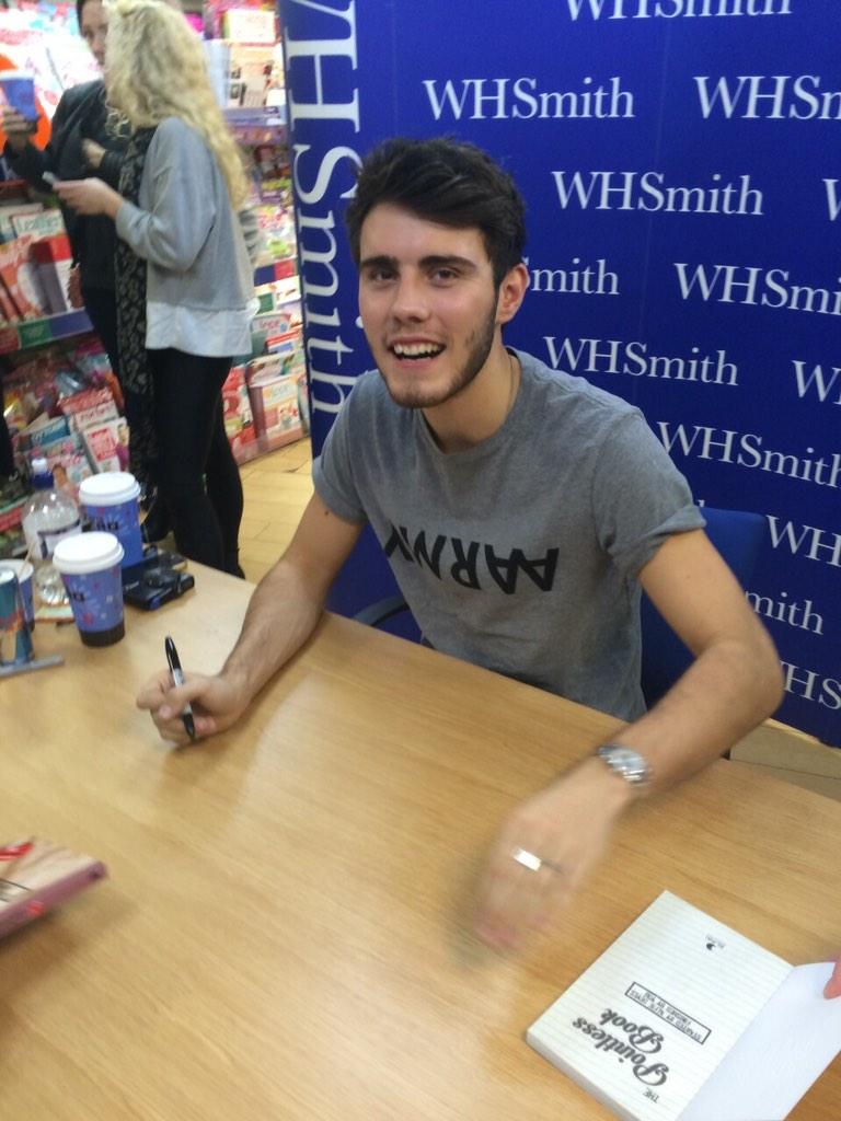 HappyyDeyes's tweet photo. My auntie went to meet Alfie for meππ±ππ #thepointlessbook #pointlessbooktour @pointlessblog http://t.co/5jf1NZqxgR