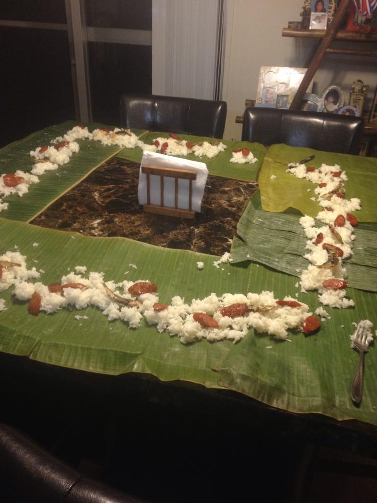 itscelineeee's tweet image. I walk to my dinner table and see this?? 😭😭😭 #FilipinoProblems
