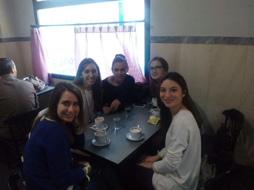 GuadaRu's tweet photo. Desayunito resacoso con @VMurillo1 @marinutttxi @RocioSanz91 @Carolina8SF http://t.co/7wexMtuB2o