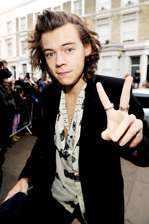 harrymoonchild's tweet photo. WHEN YOU'RE SQUAD IS PERFECT AF

@onedirection #AOTY #AMAs http://t.co/zVAydXexEu