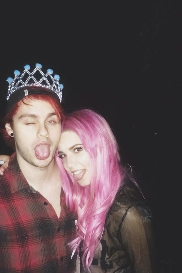 HE IS THE PROM QUEEN (IM THE KING)