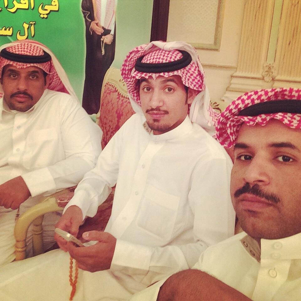صوره من حفل رجل الاعمال الشيخ مسعد بن سمار   العتيبي. انا وبعض المعجبين