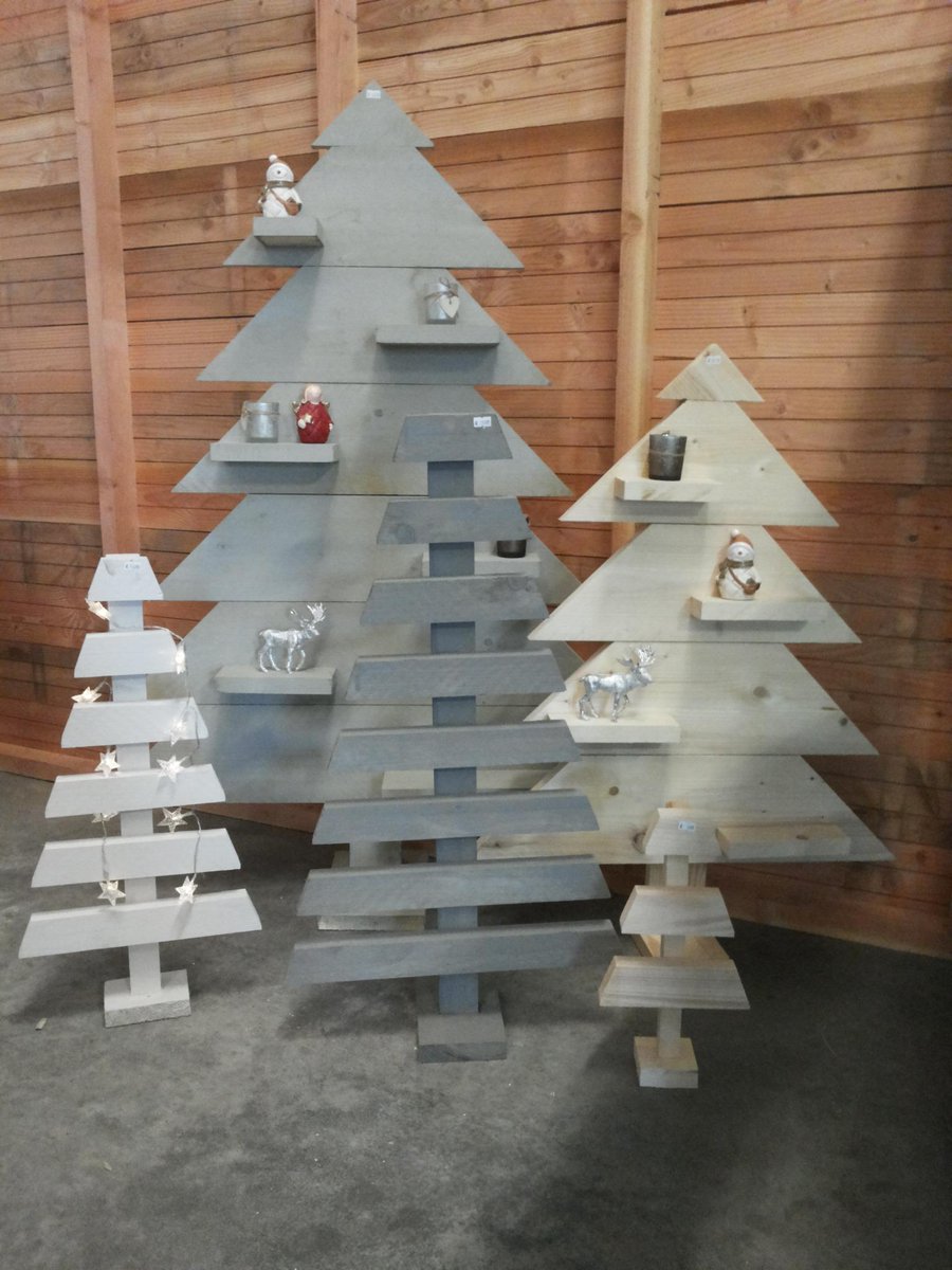Nu ook bij de Houtburcht: kerstbomen van steigerhout. Stukken goedkoper dan de bekende woonwinkels en al gemonteerd!