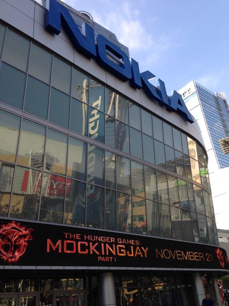 JenLawrenceArg's tweet photo. Carteles de Mockingjay para la premiere en LA http://t.co/RQ9zu1hkdB