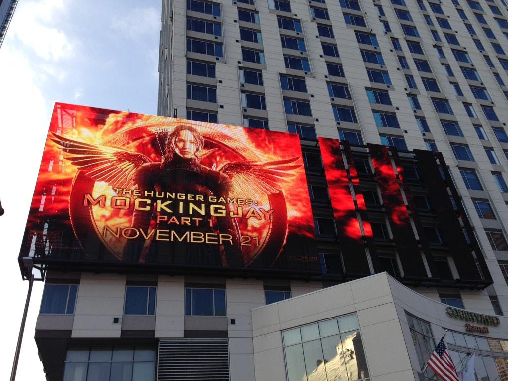 JenLawrenceArg's tweet photo. Carteles de Mockingjay para la premiere en LA http://t.co/RQ9zu1hkdB