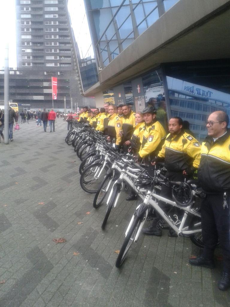 HandhavingC_010's tweet photo. Bikers/Stadswachten zijn er klaar voor #sinterklaasintocht. ^ms http://t.co/g29Tg5vftt