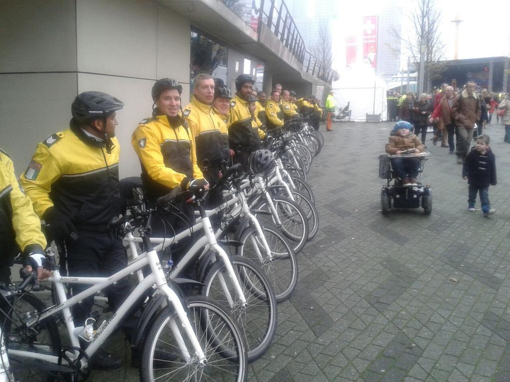 HandhavingC_010's tweet photo. Bikers/Stadswachten zijn er klaar voor #sinterklaasintocht. ^ms http://t.co/g29Tg5vftt